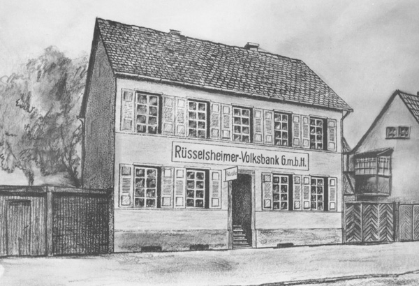 Einige Monate vor Ausbruch des Ersten Weltkrieges erwarb 1914 die Volksbank ihr erstes eigenes Haus in der Mainstraße 3 und verlegte ihre Geschäftsräume dorthin.